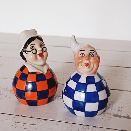 Paire de salière et poivrière en céramique des années 40 représentant le père Lustucru et la mère Michel, en très bon état général.