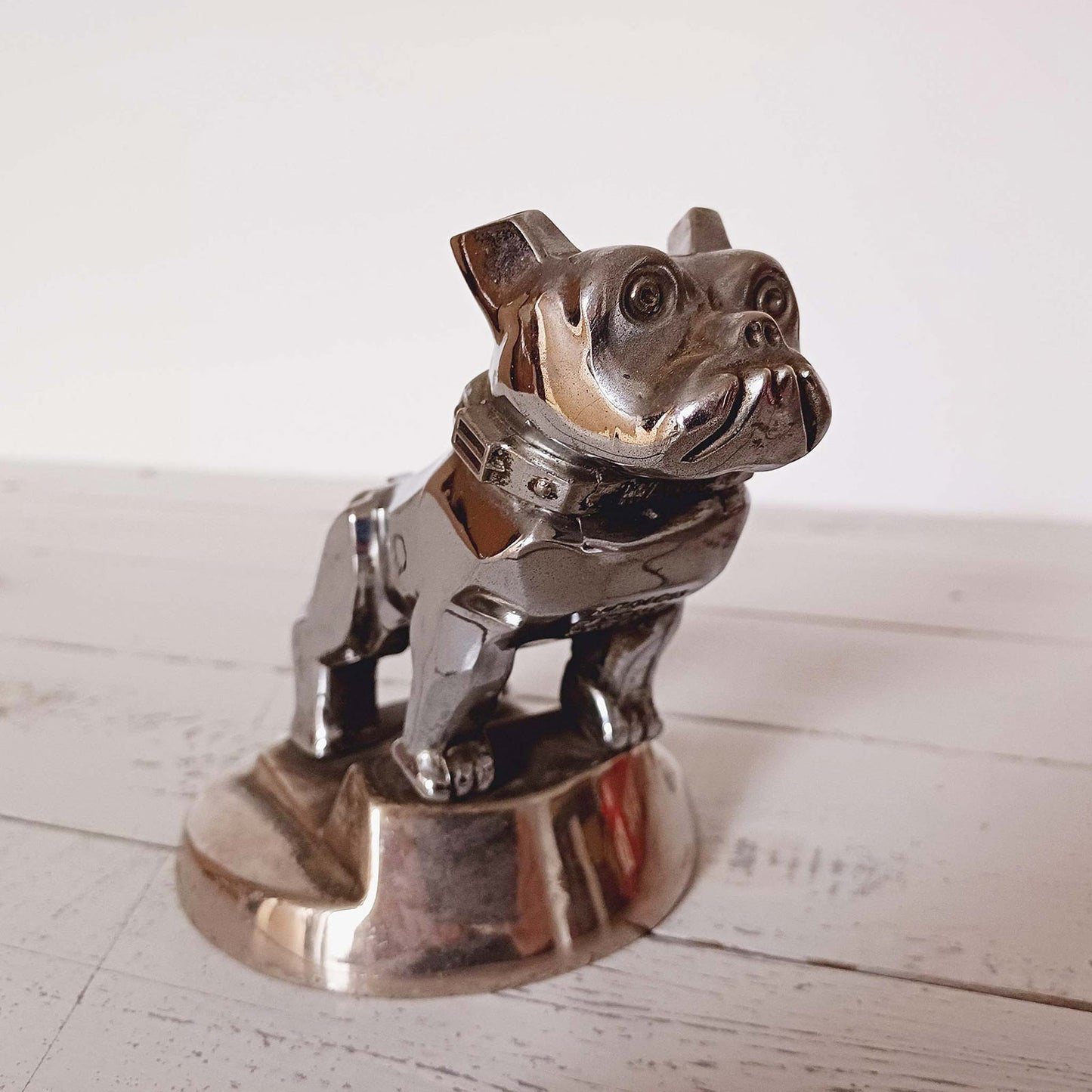 Mascotte bouledogue Mack en métal chromé, emblème de capot pour camion américain.