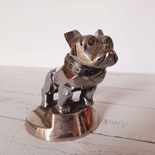 Mascotte bouledogue Mack en métal chromé, emblème de capot pour camion américain.