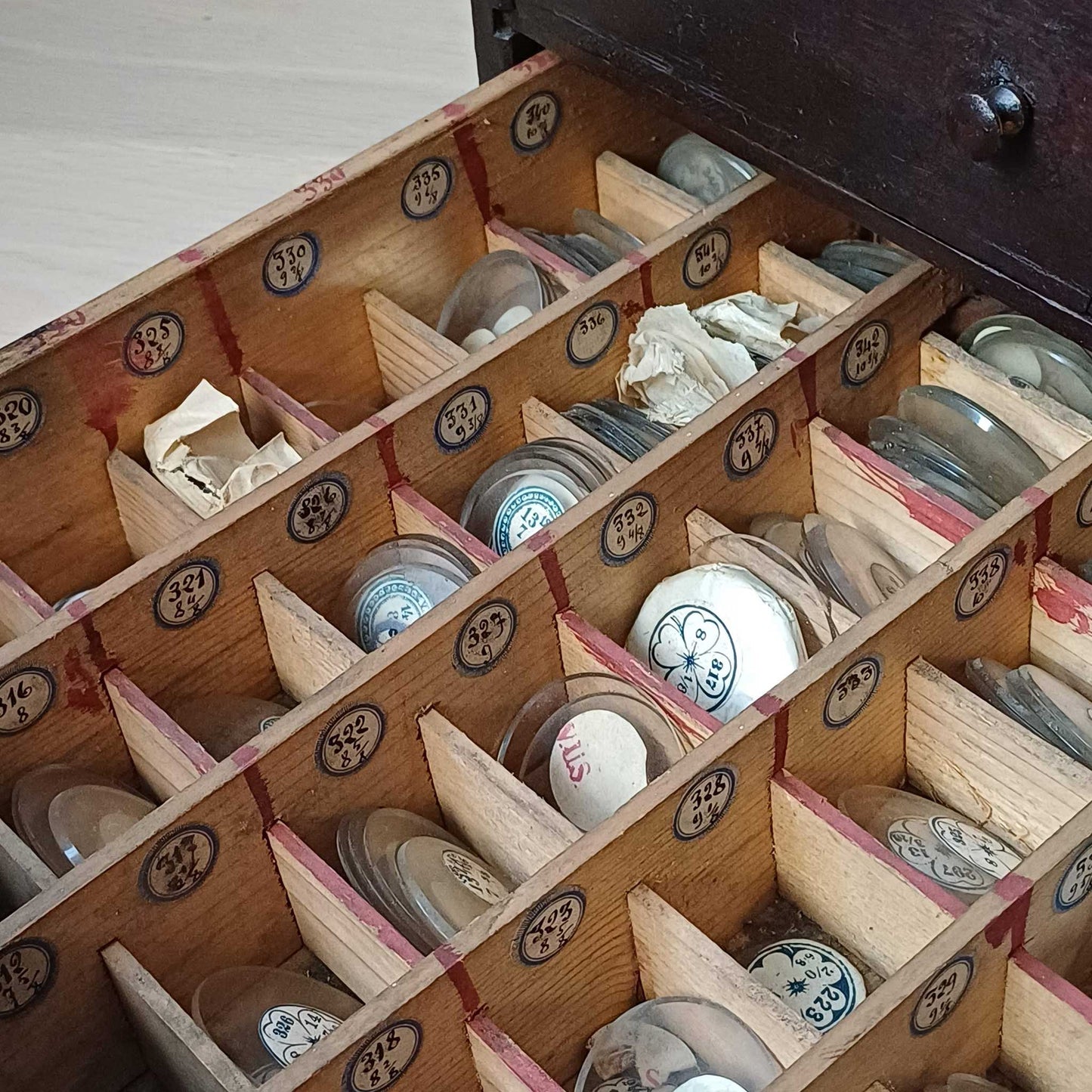 Layette d'horloger pour le rangement de verres de montres