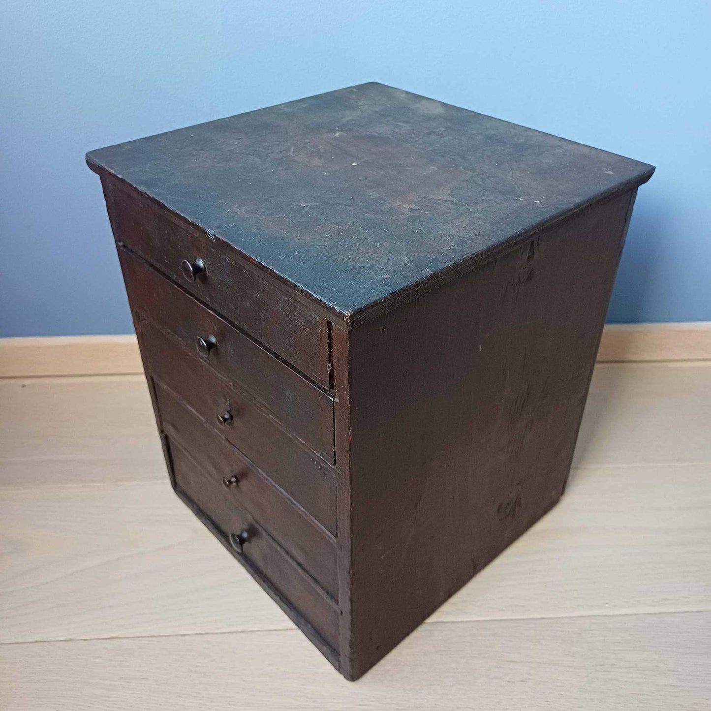 Layette d'horloger pour le rangement de verres de montres