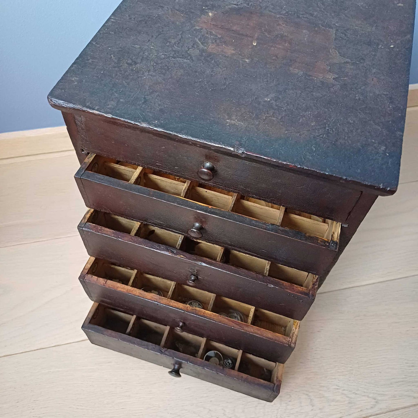 Layette d'horloger pour le rangement de verres de montres