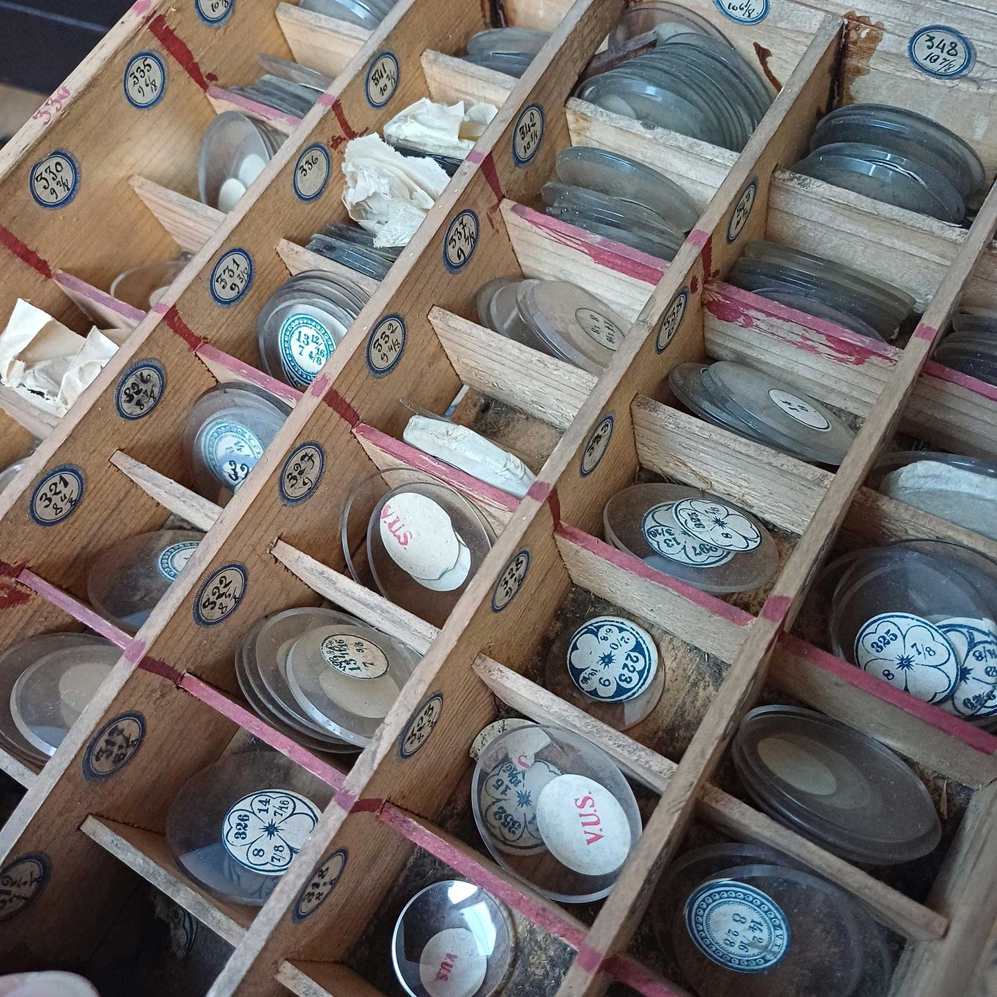 Layette d'horloger pour le rangement de verres de montres