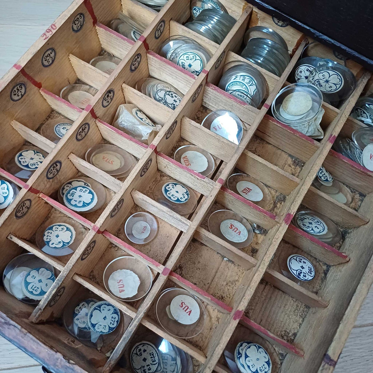 Layette d'horloger pour le rangement de verres de montres