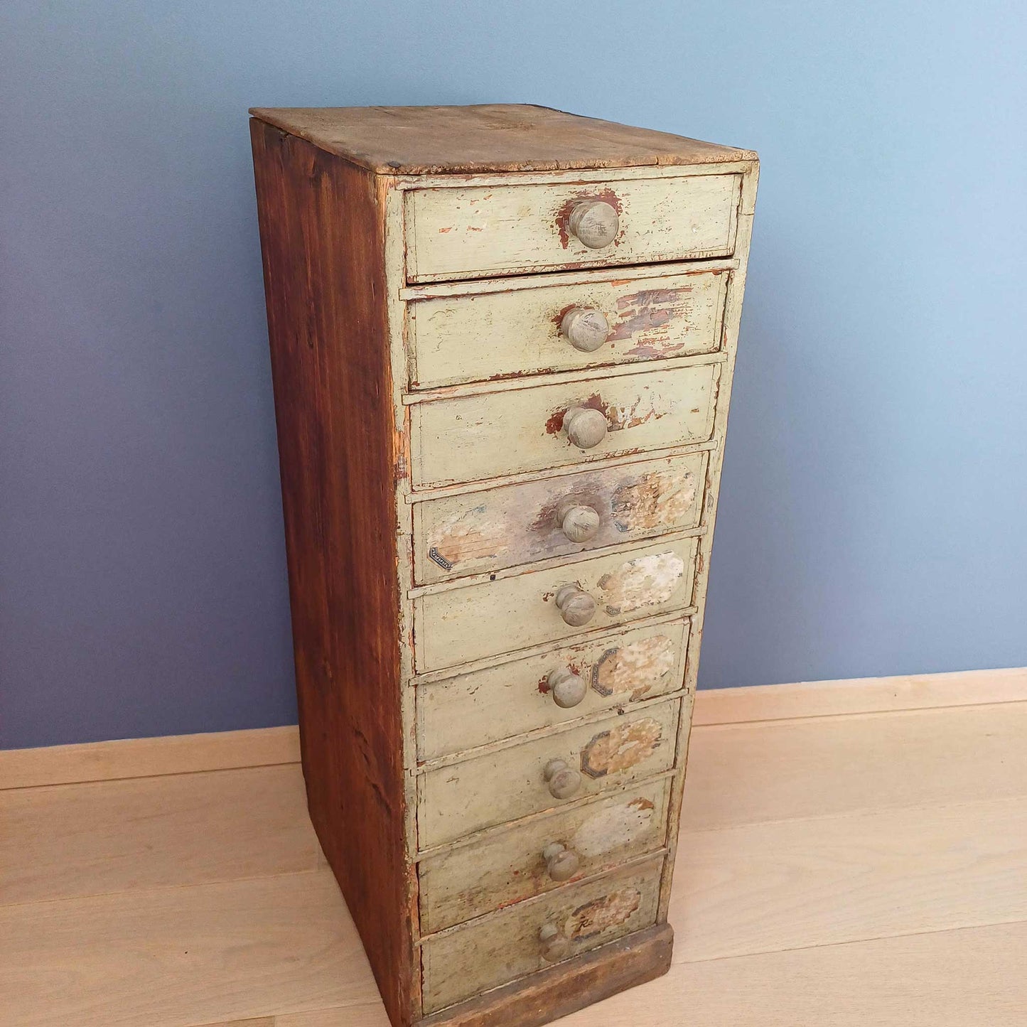 Petit meuble de métier – Idéal pour le petit rangement