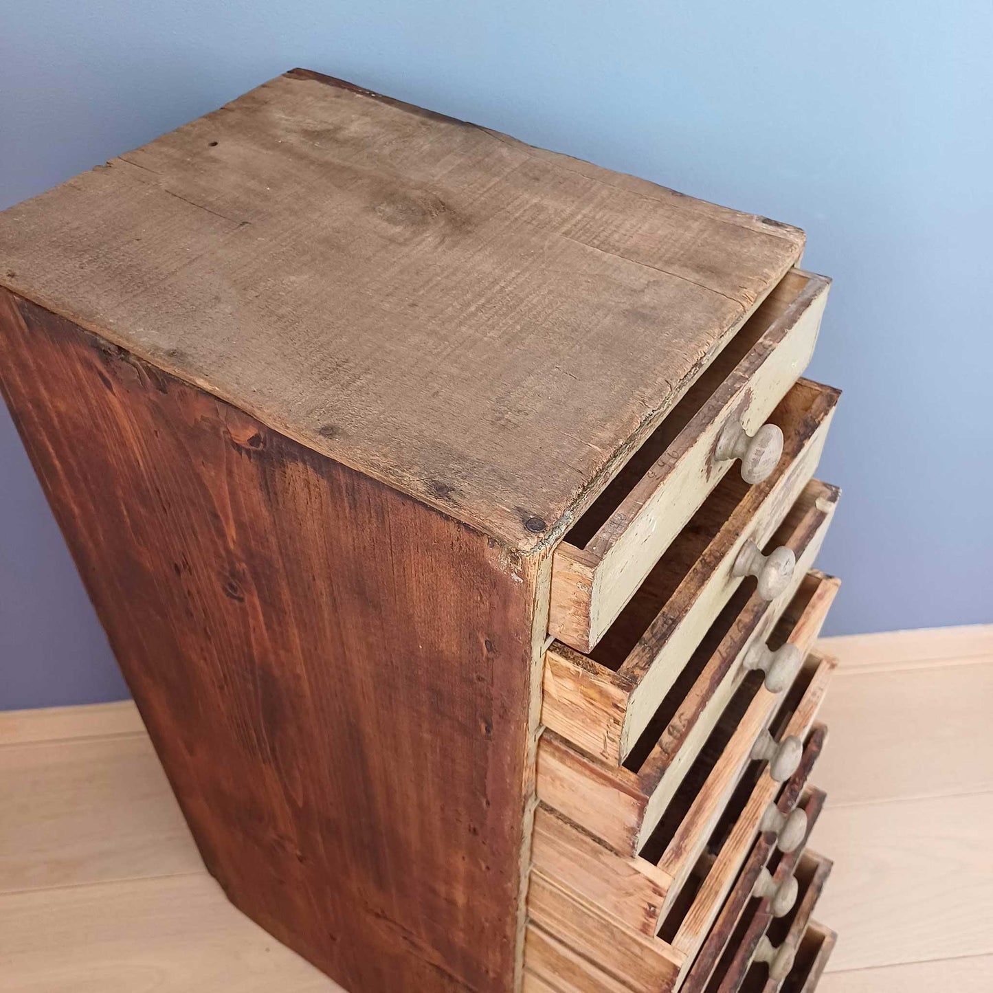 Petit meuble de métier – Idéal pour le petit rangement