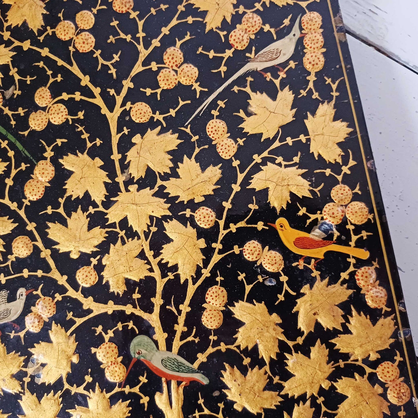 Artefact en papier mâché, échos du Cachemire des années 1920