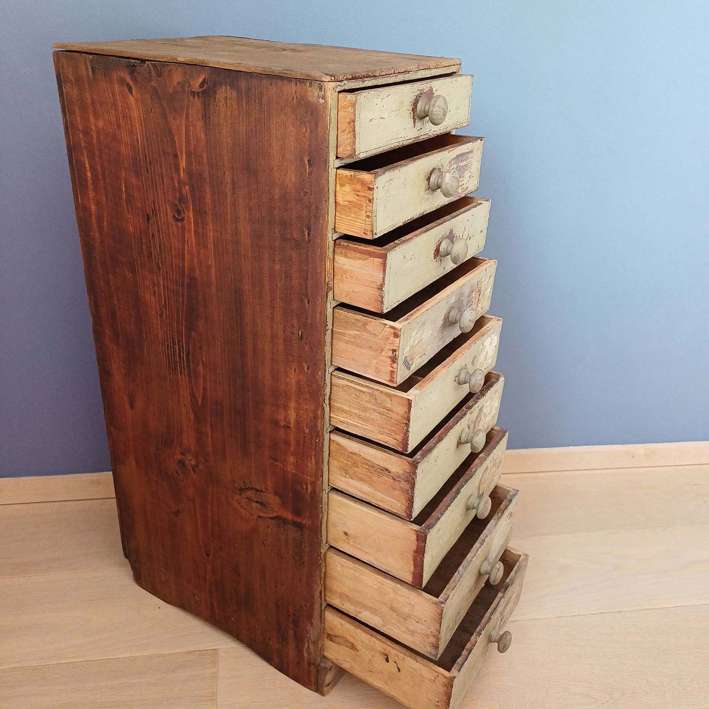 Petit meuble de métier en bois avec 9 tiroirs, patine d’atelier, rangement vintage.