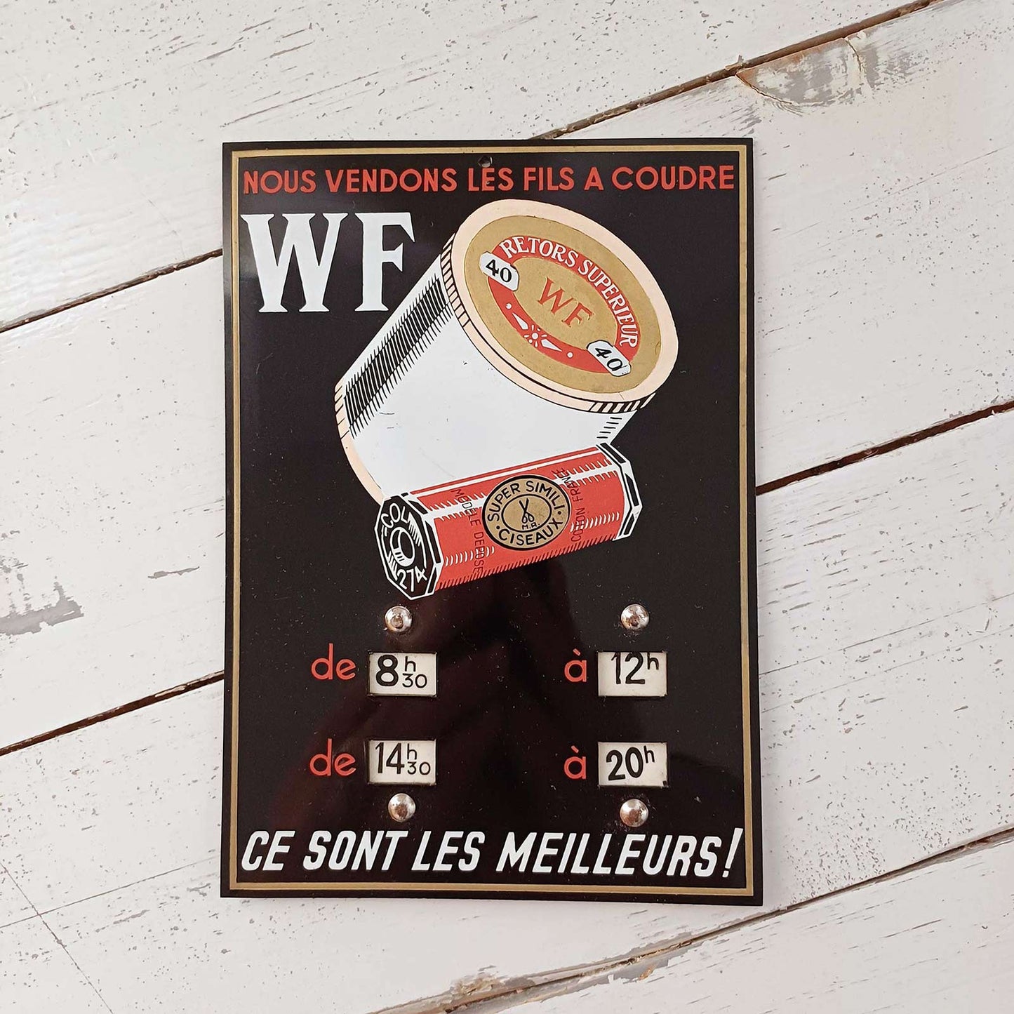 Plaque d’horaire en PVC pour fils à coudre WF, ancienne enseigne de mercerie en très bon état.