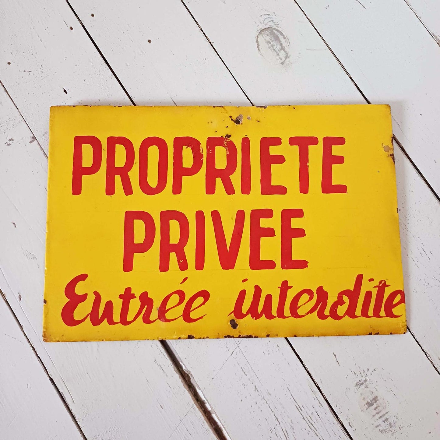 Ancienne plaque en tôle peinte à la main “Propriété privée – Entrée interdite”, avec typographie rouge sur fond jaune et belle patine.