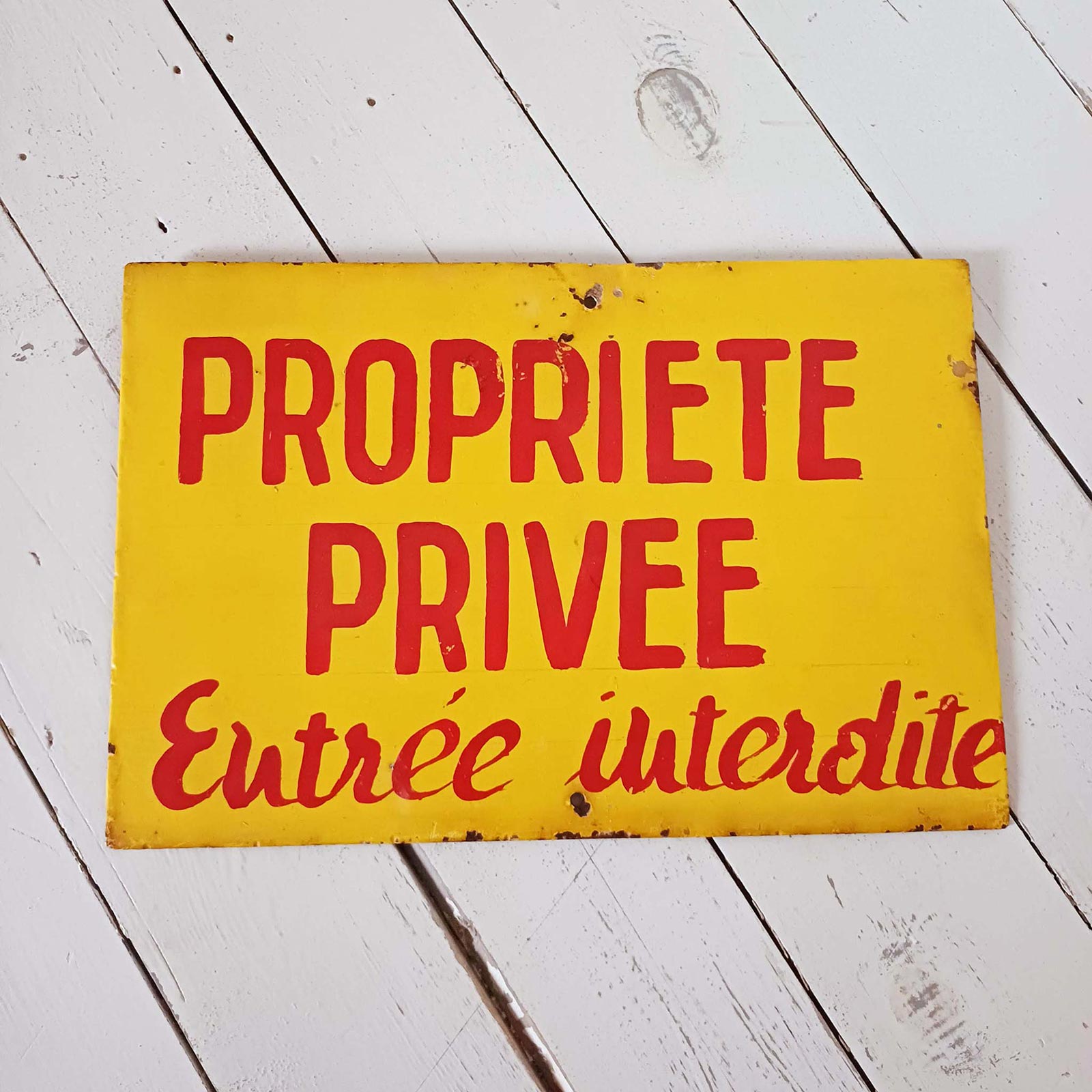 Ancienne plaque en tôle peinte à la main “Propriété privée – Entrée interdite”, avec typographie rouge sur fond jaune et belle patine.
