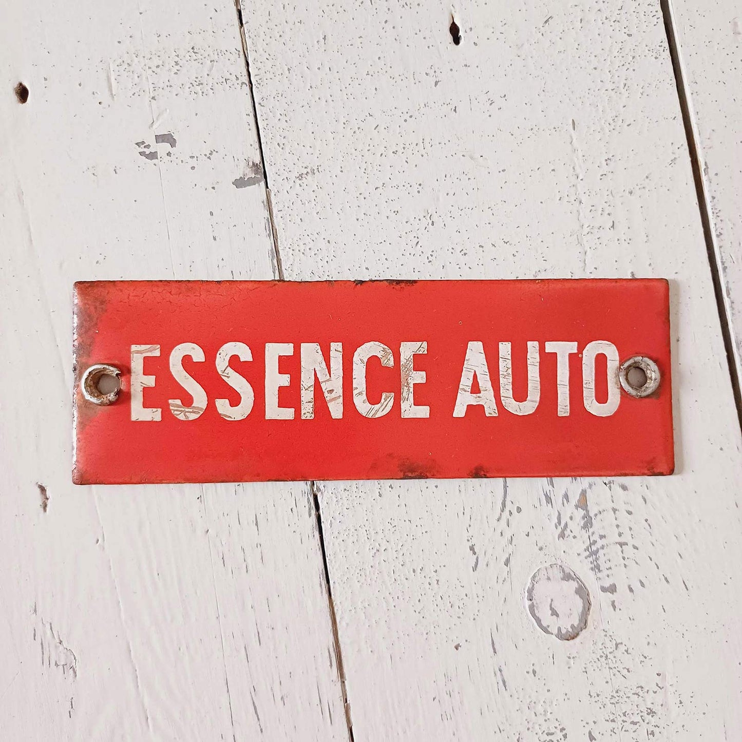Plaque d’utilité émaillée ancienne “Essence auto” avec œillets, format 12 x 4 cm, tôle émaillée dans son jus.