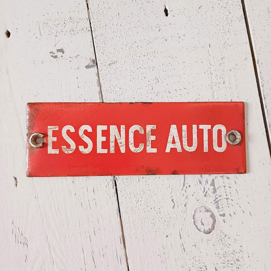 Plaque d’utilité émaillée ancienne “Essence auto” avec œillets, format 12 x 4 cm, tôle émaillée dans son jus.