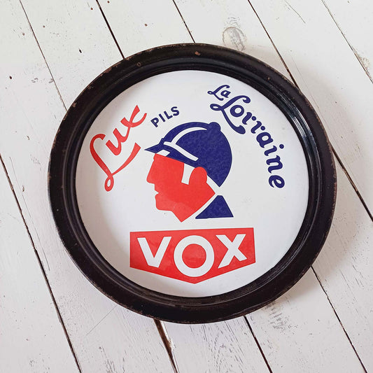 Plateau émaillé vintage pour bières de la brasserie Chasse Royale, 32 cm, fabriqué en Belgique en 1947, en bon état avec légère oxydation sur le pourtour.