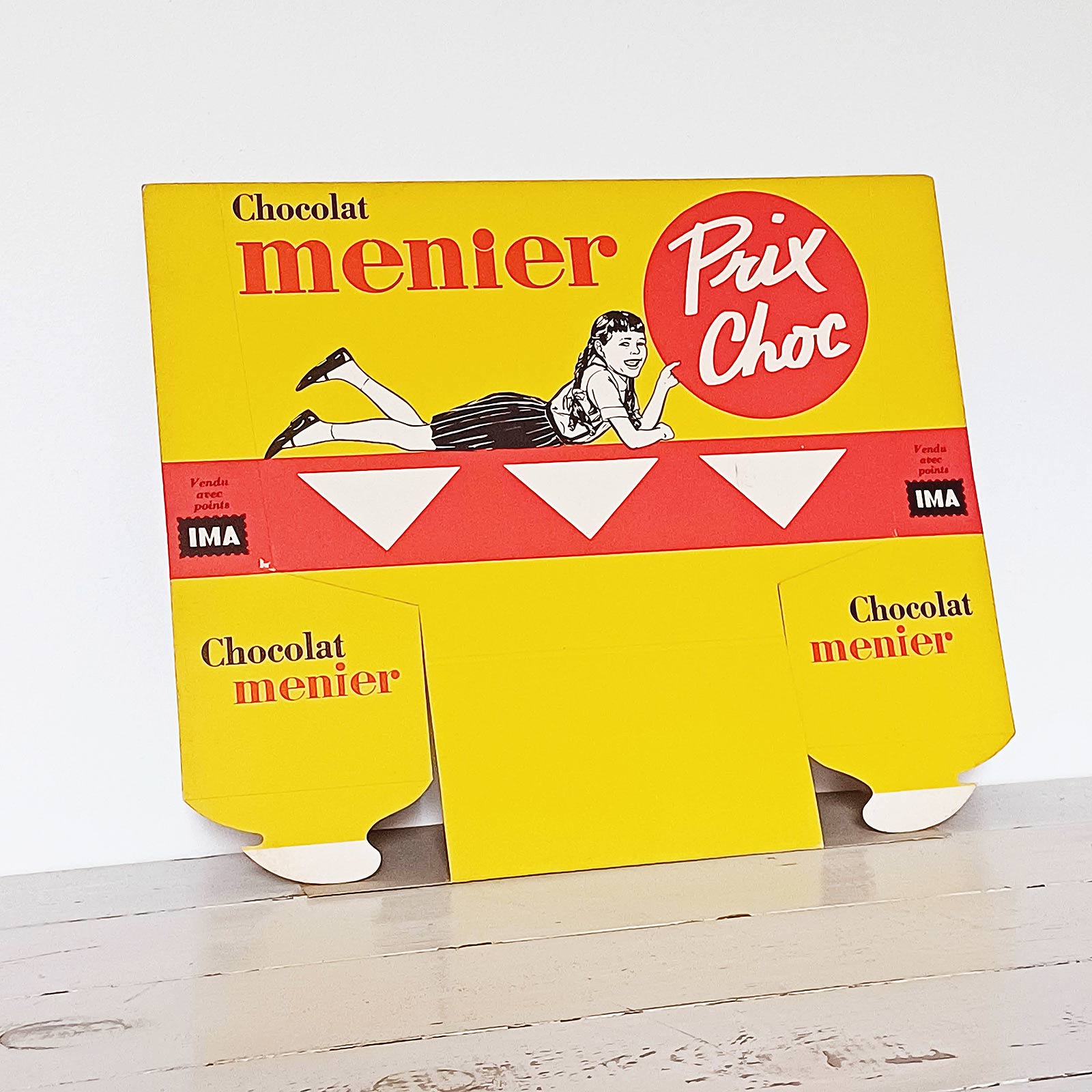 Présentoir de comptoir ancien en carton lithographié pour le chocolat Menier, format 34 x 38 cm, en très bon état.