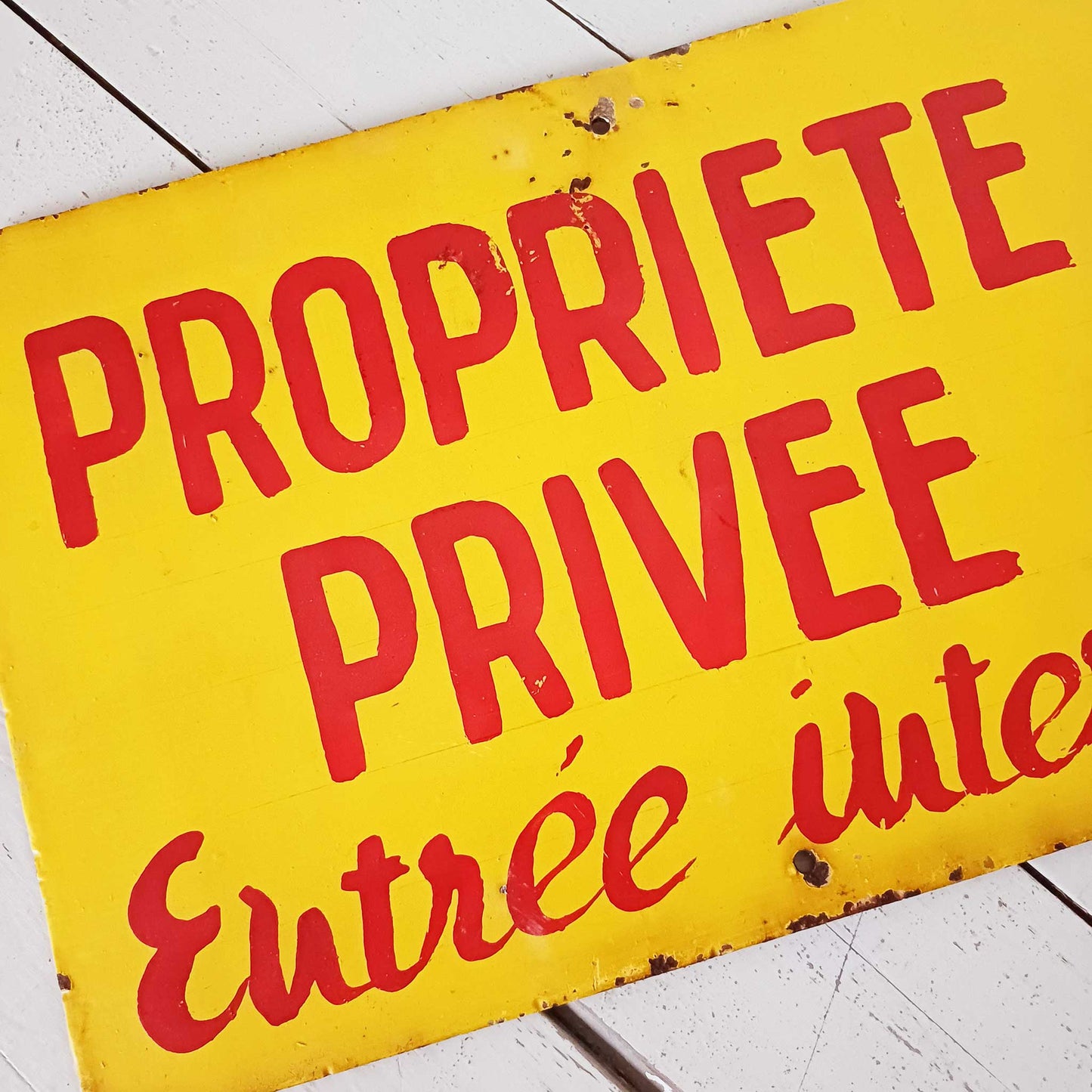 Ancienne plaque en tôle peinte à la main – Propriété privée