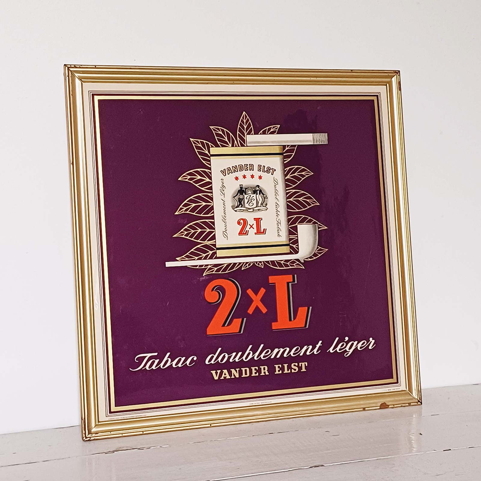 Publicité vintage sous cadre pour le tabac Vander Elst, carton lithographié Rob. Otten Bruxelles, couleurs violette et orange, cadre aluminium 32 × 32 cm