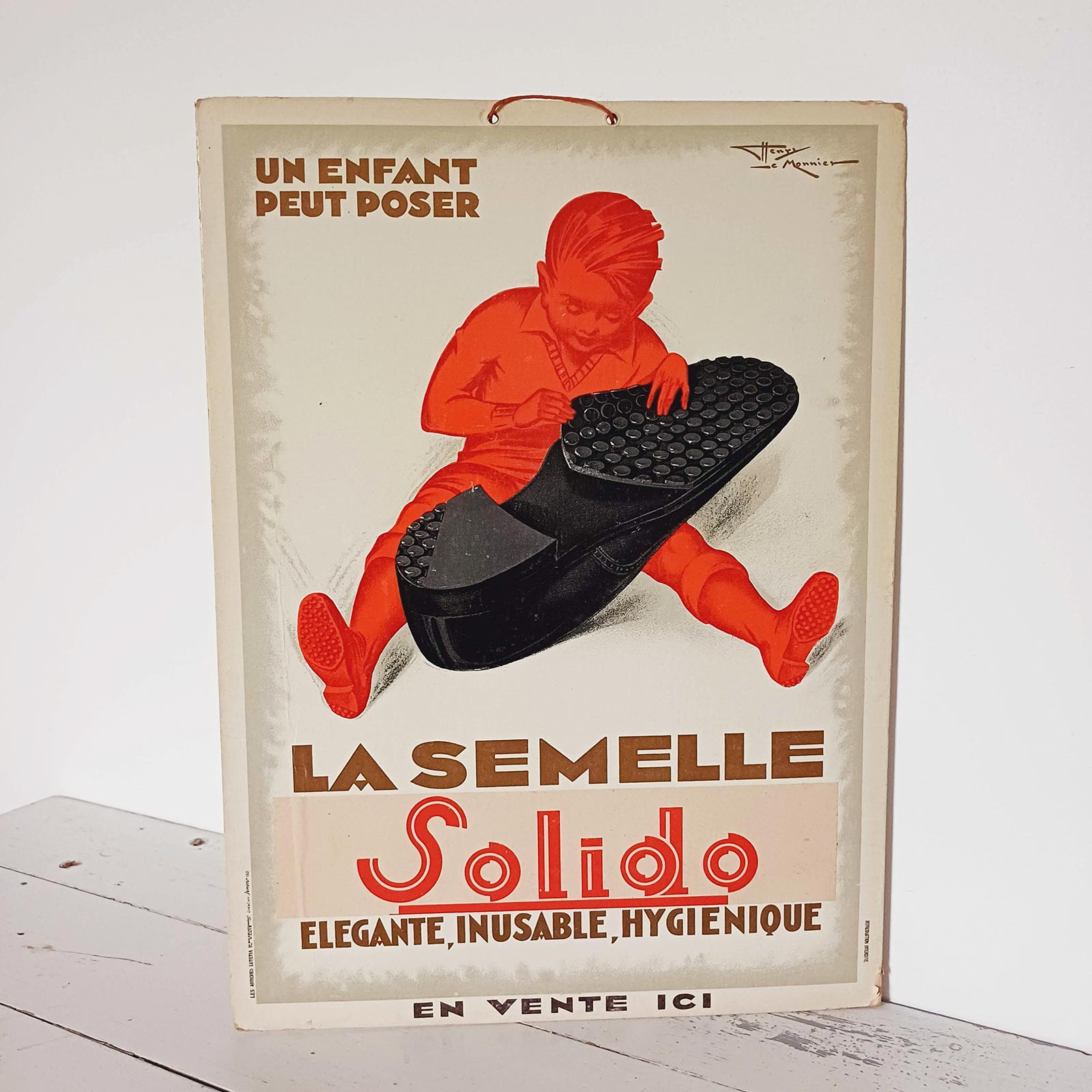 Publicité cartonnée vintage pour les semelles Solido, lithographiée par Henry Le Monnier, format 27 x 37 cm, en très bon état avec légères traces du temps.