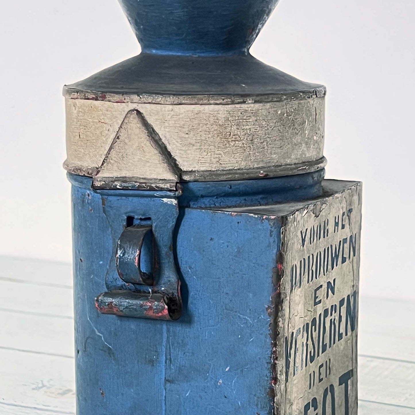 Ancien tronc de quête en tôle peinte