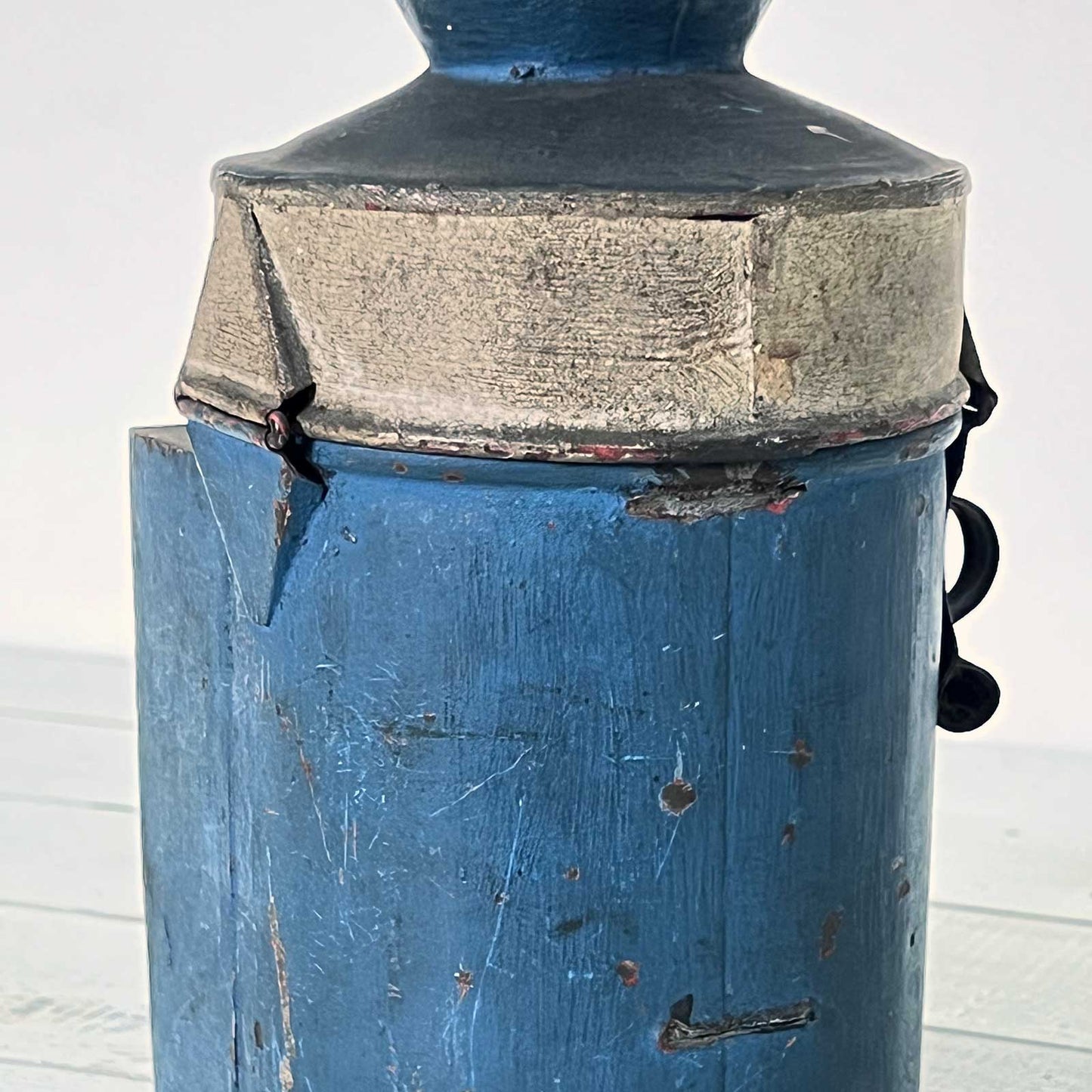 Ancien tronc de quête en tôle peinte