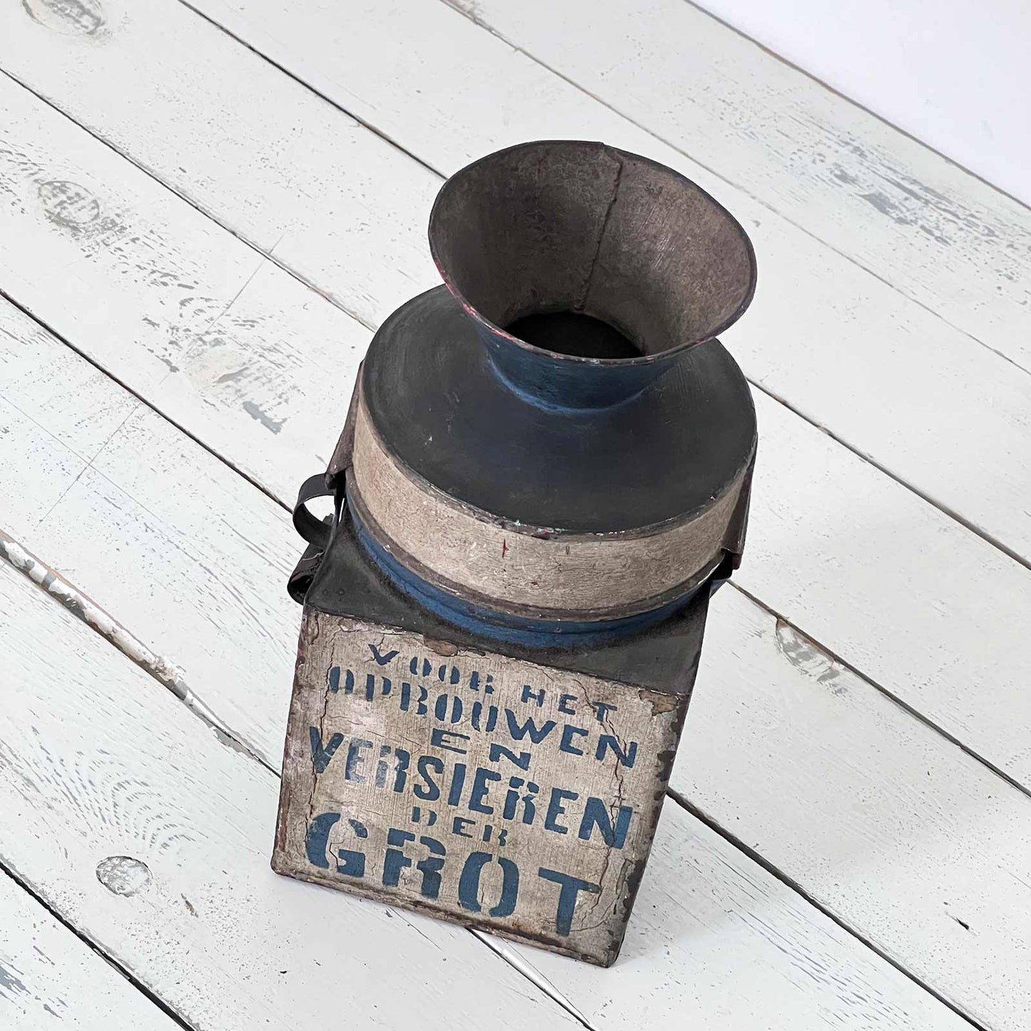 Ancien tronc de quête en tôle peinte