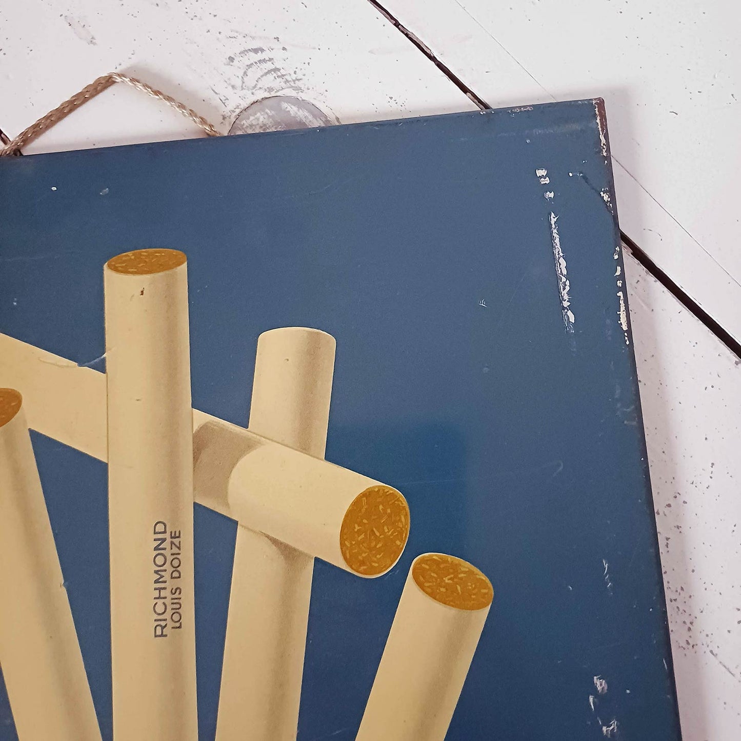 Tôle lithographiée avec dos cartonné – Cigarettes Richmond Louis Doize Liège (Années 1950)