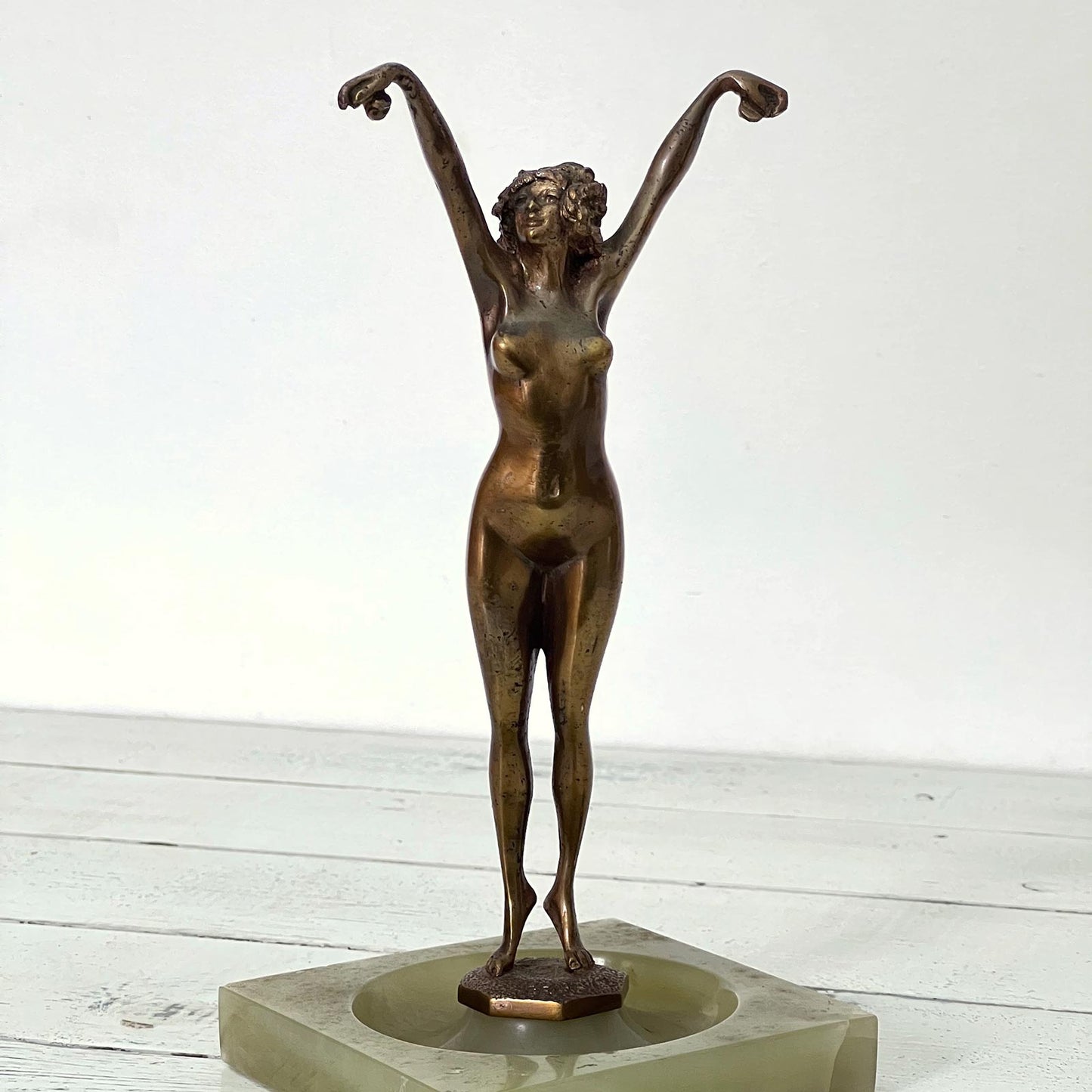 Statuette Art Deco en bronze doré représentant une danseuse andalouse sur socle vide-poche en onyx vert.