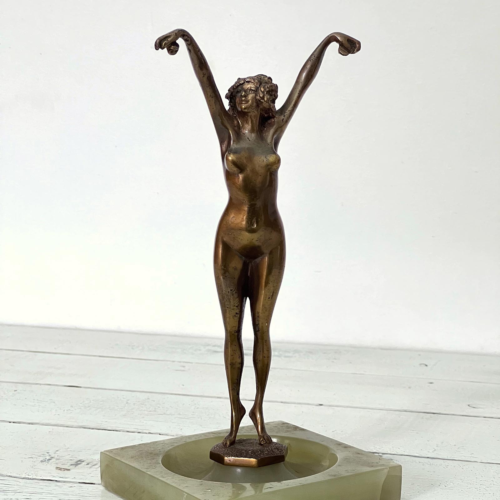 Statuette Art Deco en bronze doré représentant une danseuse andalouse sur socle vide-poche en onyx vert.