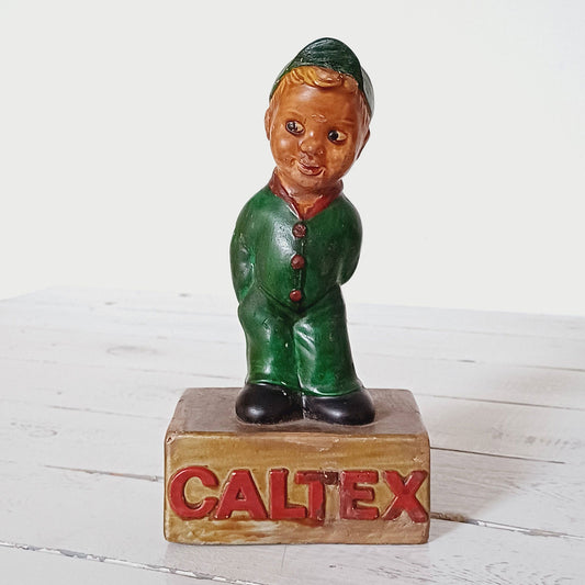 Statuette ancienne en plâtre d’un pompiste Caltex sur socle, format 20 x 8 x 10,5 cm, en bon état avec retouches discrètes.