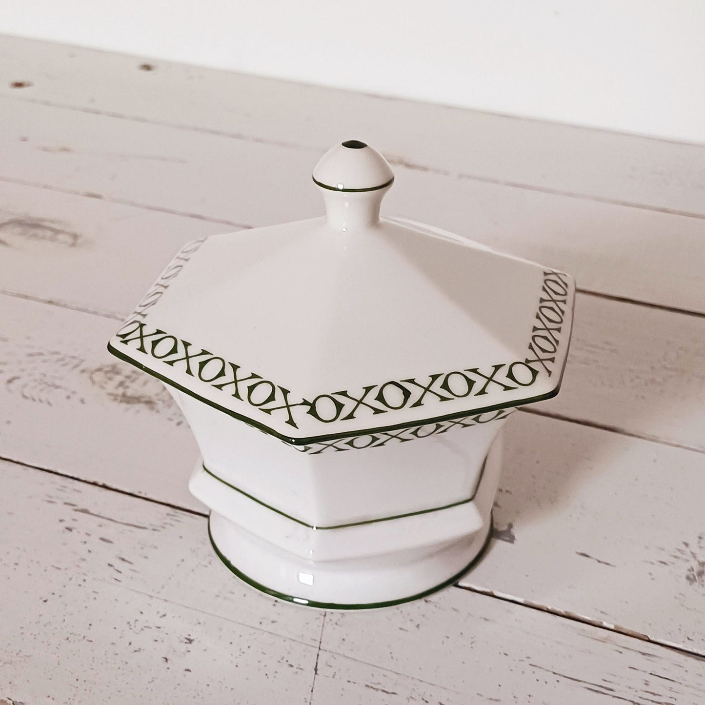 Sucrier rare en porcelaine de Limoges décoré d’une frise OXO Liebig, en parfait état.