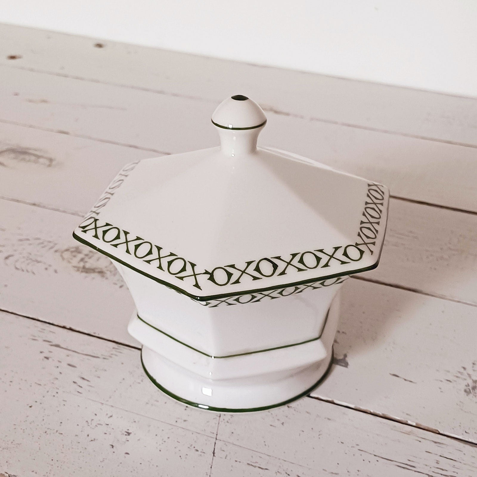 Sucrier rare en porcelaine de Limoges décoré d’une frise OXO Liebig, en parfait état.