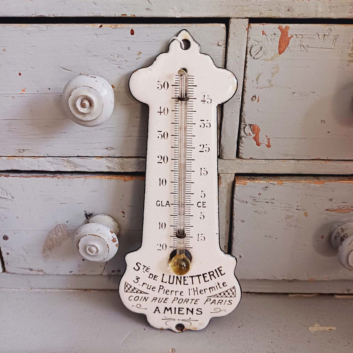 Thermomètre émaillé ancien pour une lunetterie à Amiens, publicité optique vintage.
