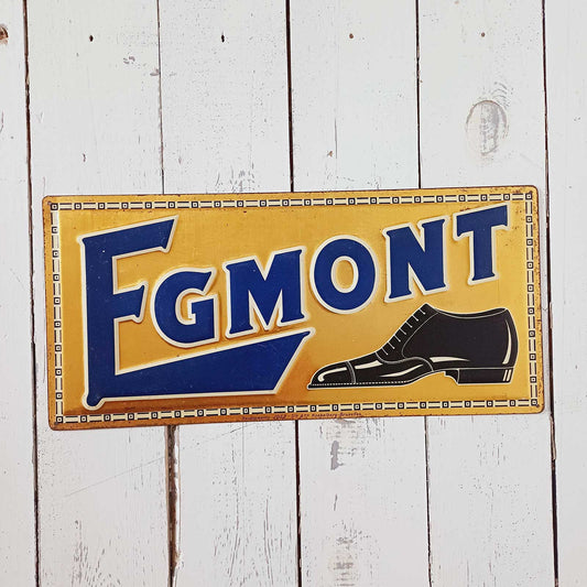 Tôle emboutie lithographiée publicitaire pour les chaussures Egmont, format 34 x 16 cm, en très bon état.