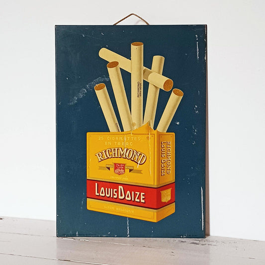 Tôle lithographiée vintage de publicité pour les cigarettes Richmond Louis Doize, format 24 x 34 cm, modèle des années 1950 avec traces d’usure.