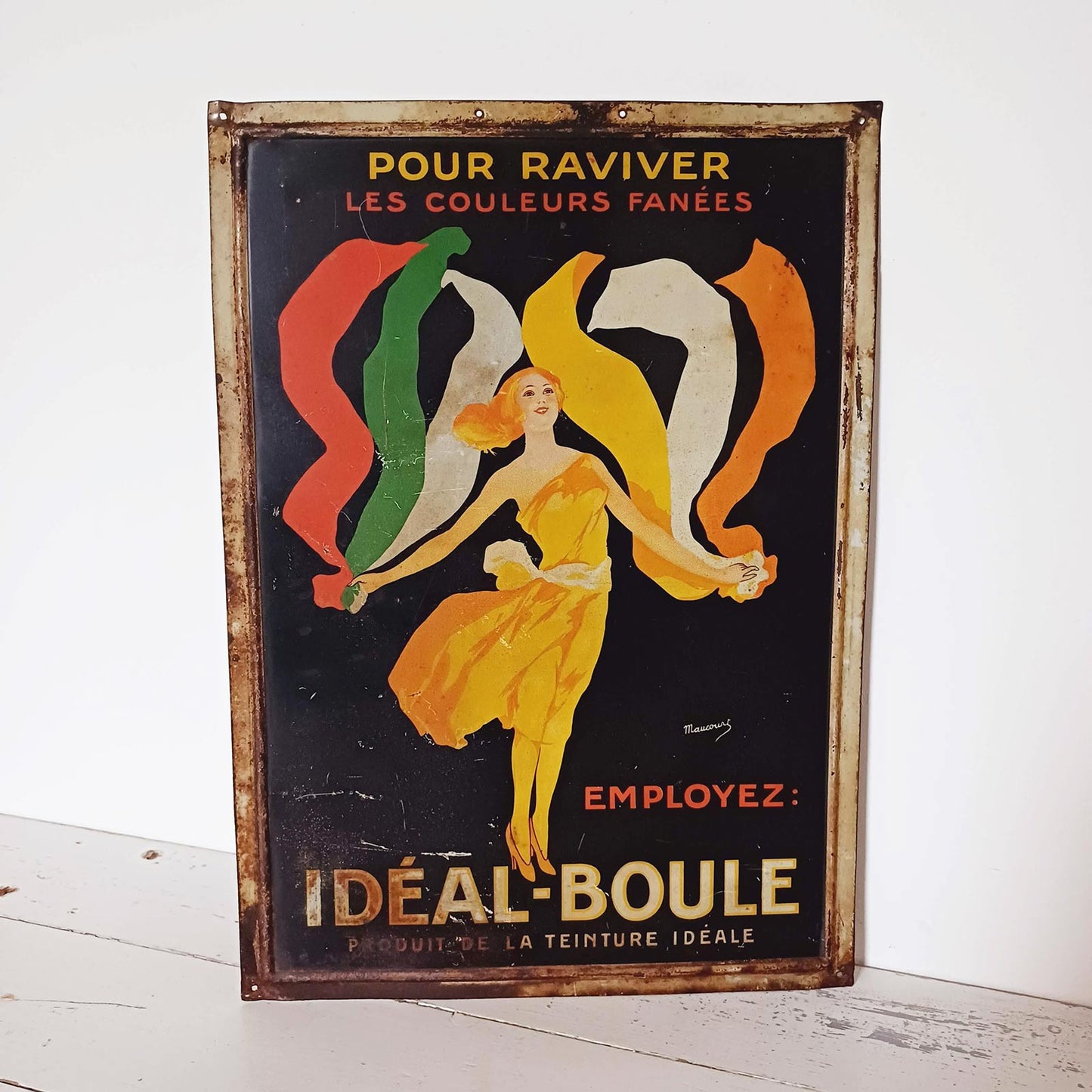 Tôle lithographiée gaufrée Idéal-Boule des années 1925, illustration signée Maucourt avec forte patine et traces d’usure.