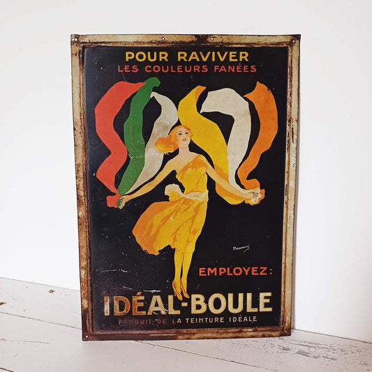 Tôle lithographiée gaufrée Idéal-Boule des années 1925, illustration signée Maucourt avec forte patine et traces d’usure.