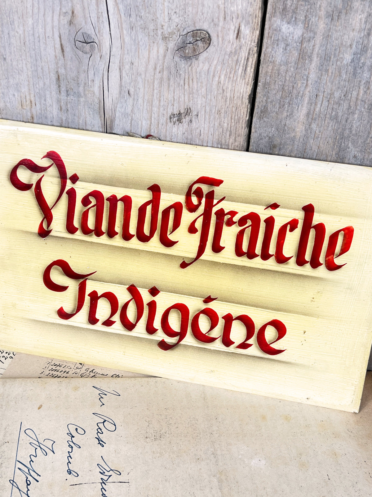 Ancienne pancarte de boucherie artisanale peinte sur glaçoïde recyclé