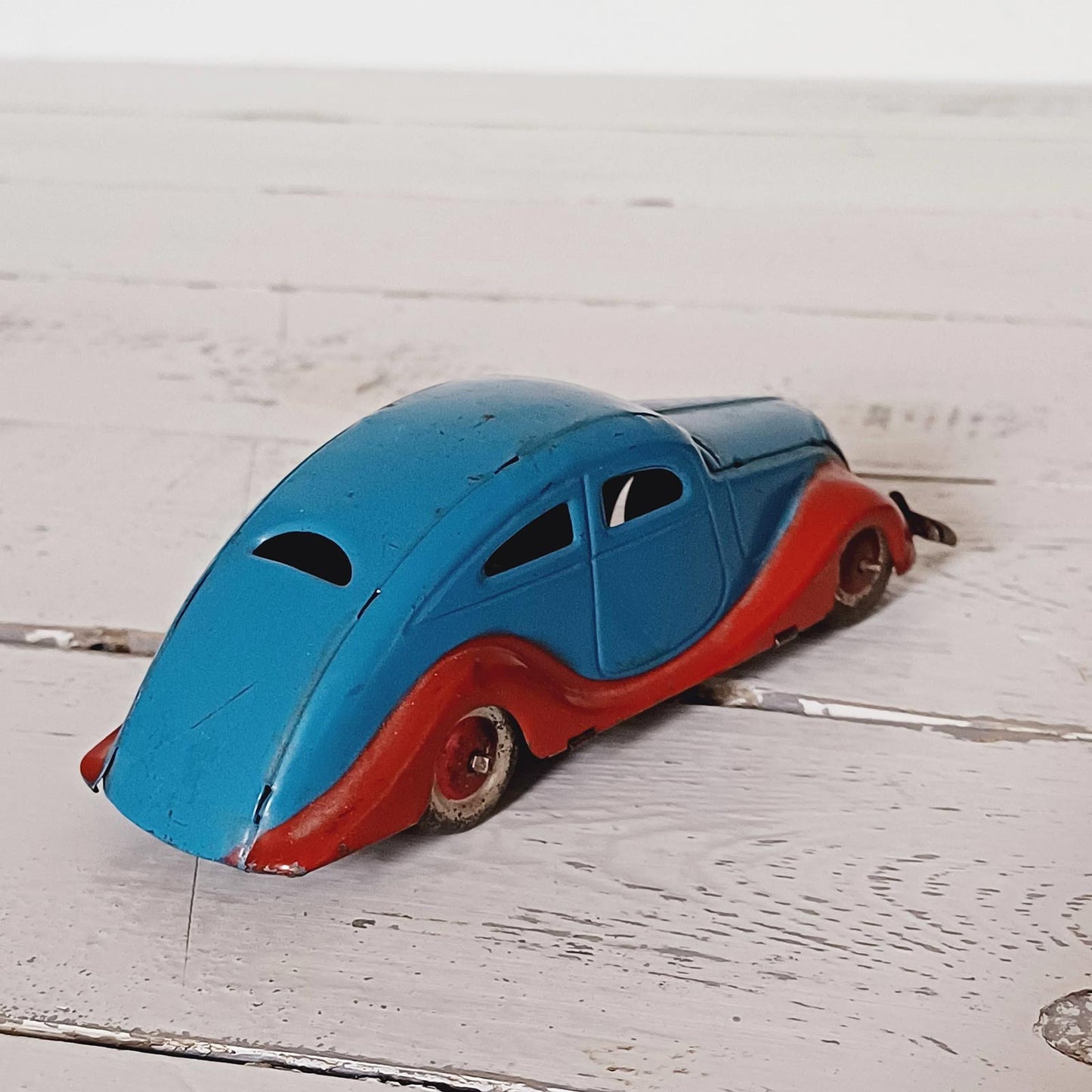 Voiture jouet espagnol en tôle de la marque Jyesa