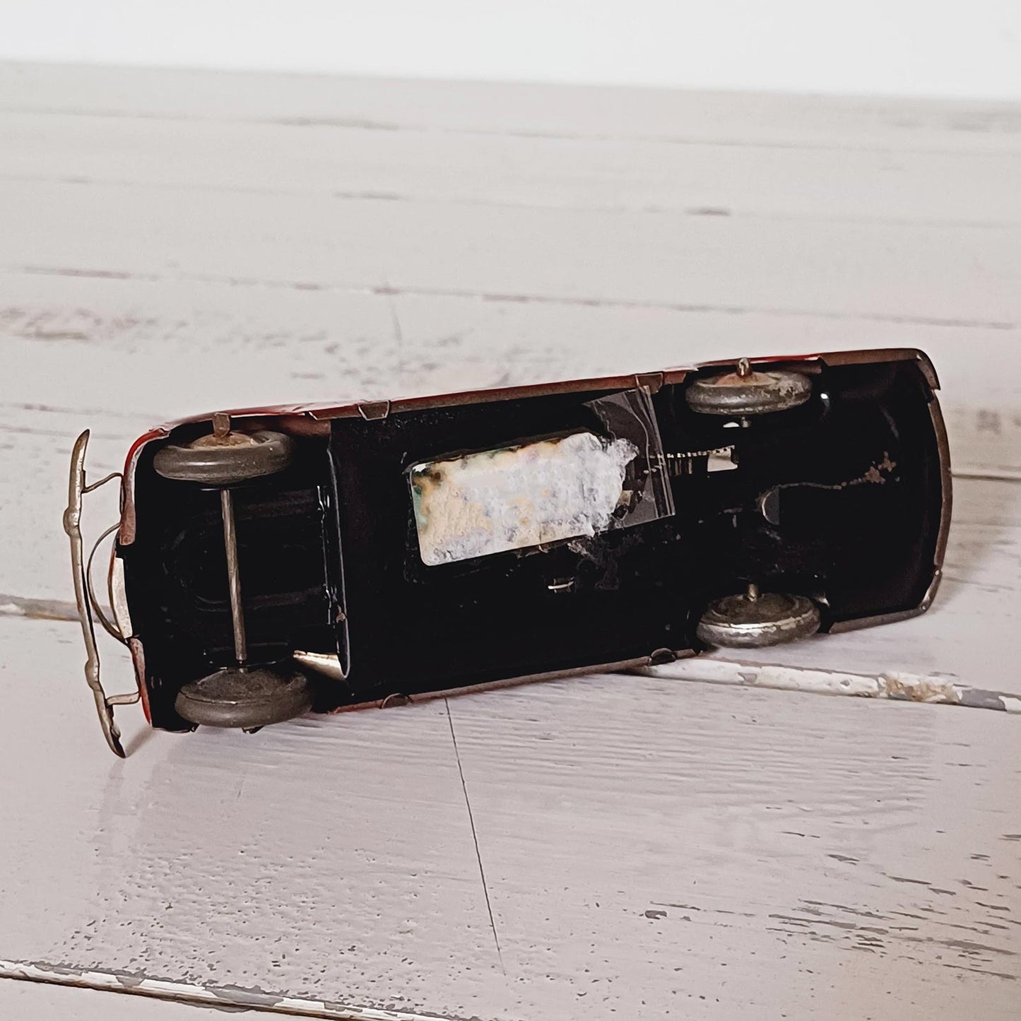 Voiture jouet espagnol en tôle de la marque Jyesa