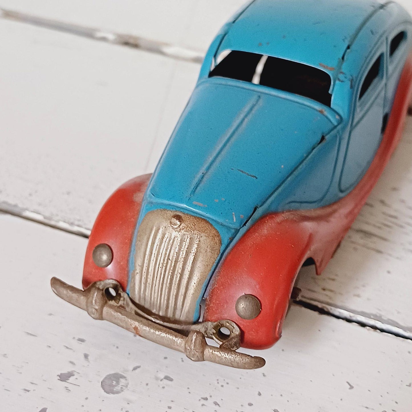 Voiture jouet espagnol en tôle de la marque Jyesa