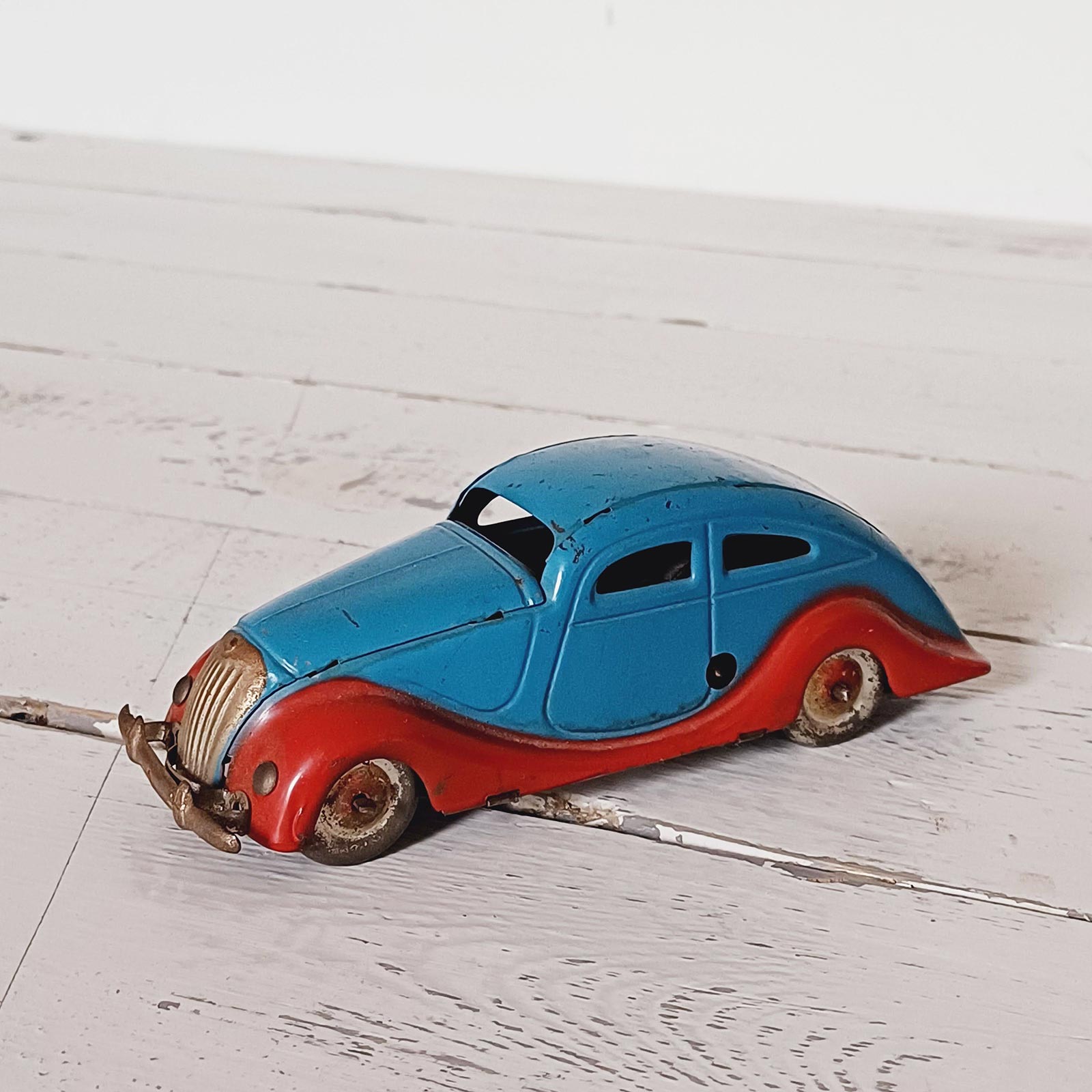Voiture jouet espagnol en tôle Jyesa des années 1940, modèle à remonter, bon état avec quelques marques du temps, mécanisme fonctionnel sans clé